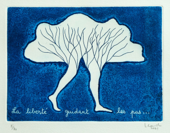 liberte-guidant-les-pas-gravure-eau-forte-contemporaine-nuage-jambes-arbre-bleu-